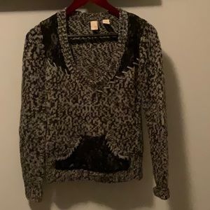 BKE KNITTED WOOL SWEATER WITH GRAY ACCENTS.